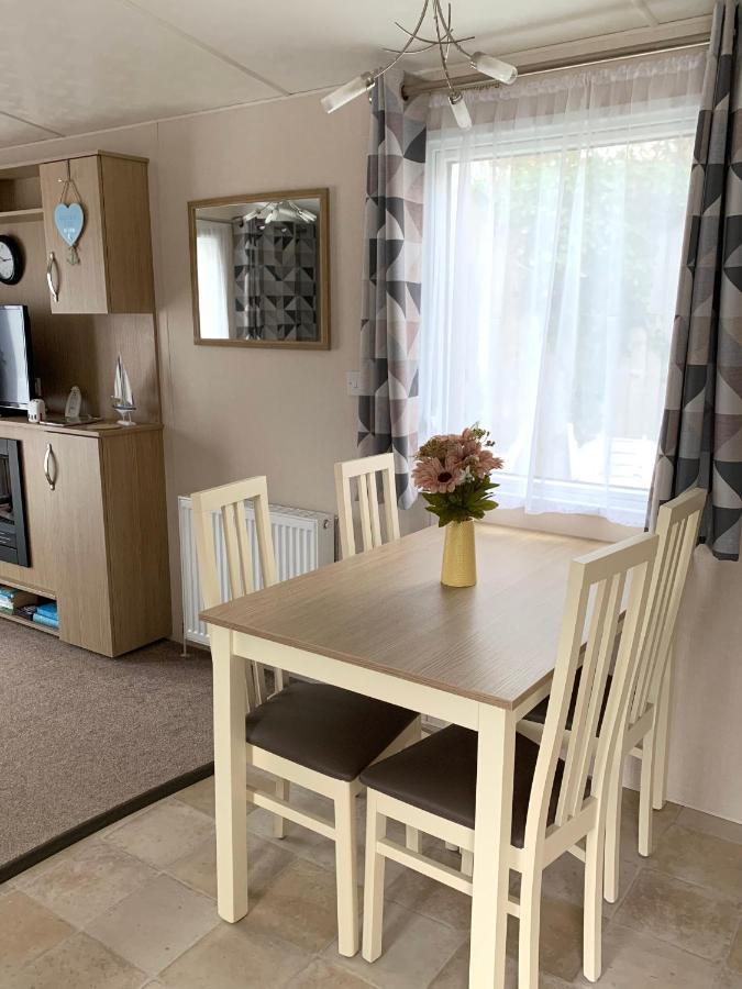 Mollys Retreat Pet Friendly Three Bed Caravan With Small Garden Newquay Bay Resort Quieter Area Of Park Exteriör bild