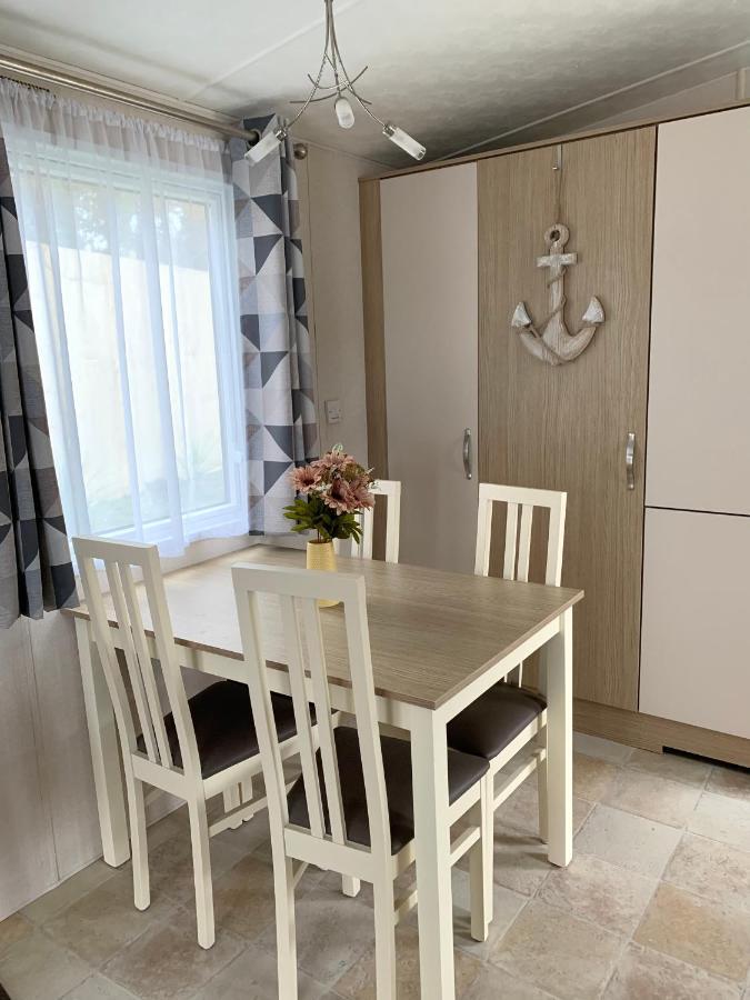 Mollys Retreat Pet Friendly Three Bed Caravan With Small Garden Newquay Bay Resort Quieter Area Of Park Exteriör bild